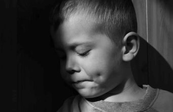 Psiholozi upozoravaju: Ovi znakovi ukazuju da ste bili emocionalno zanemareni kao dijete