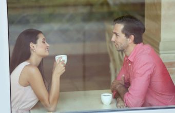9 sigurnih znakova da se muškarac zaljubljuje u tebe (prema psihologiji)