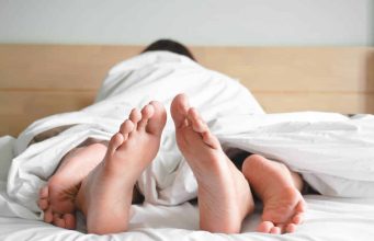 Kad muškarac kaže da je žena “dobra u krevetu”, zapravo misli na ovih 5 stvari koje žene rijetko rade