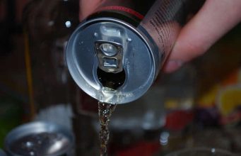 Razara bubrege, a većina ga pije kao ludi: Ovo piće gore je od alkohola, bolje ga izbjegavajte