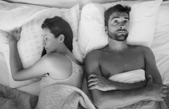 Ako muškarac tokom intimnog odnosa ne pokazuje emocije – psiholozi tvrde da ovo krije