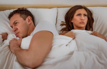 Šta zapravo znači ako vam muškarac nakon intimnog odnosa okrene leđa? Psihološko objašnjenje