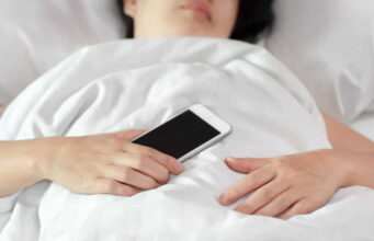 Znate li zašto nikada ne biste trebali držati telefon pored glave dok spavate?