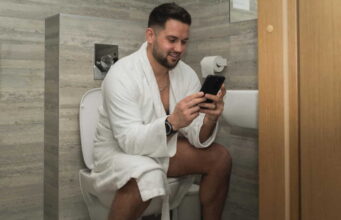 Šta prema psihologiji znači ako osoba nosi mobitel u WC dok obavlja nuždu