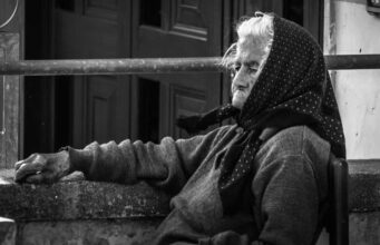 Šta svaka osoba treba uraditi kako u starosti ne bi ostala sama i umrla u samoći? 4 stvari su ključne po mišljenju psihologa