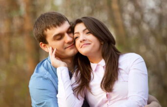8 skrivenih znakova da je muškarac zaljubljen do ušiju u vas – broj 7 otkriva istinu koju krije i od prijatelja