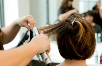Ova frizura “djeluje kao fejslifting”: Lako se održava, svima stoji sjajno i skida bar 10 godina s lica