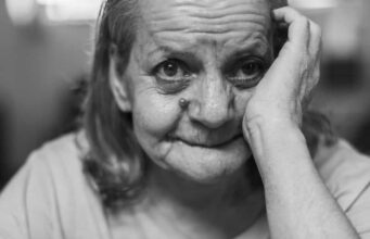 Svaka žena starija od 50. godina koja sebi dozvoljava ove 3 stvari na putu je da završi kao usamljena starica