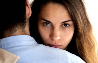 3 male stvari koje pametna žena čini da bi se muškarac ludo zaljubio u nju