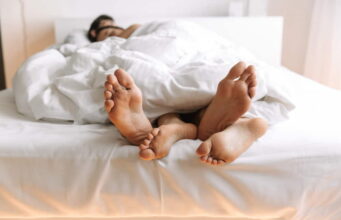 Ovih 6 stvari muškarci ne vole kada ih žena radi tokom intimnog odnosa – a pravit će se da im ne smeta