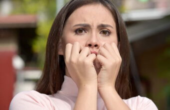 6 načina da prepoznaš ženu koja ti se smješka, ali bi ti zabola nož u leđa