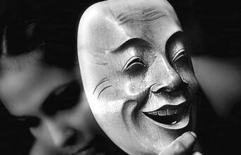 6 znakova da osoba skriva zlobu iza maske ljubaznosti