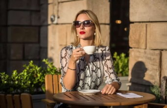 JEDNA SITNICA VAS RAZOTKRIVA: Žene koje ovo rade nikad u tuđim očima nisu PRAVE DAME već samo ‘SELJANKE’ bez bontona
